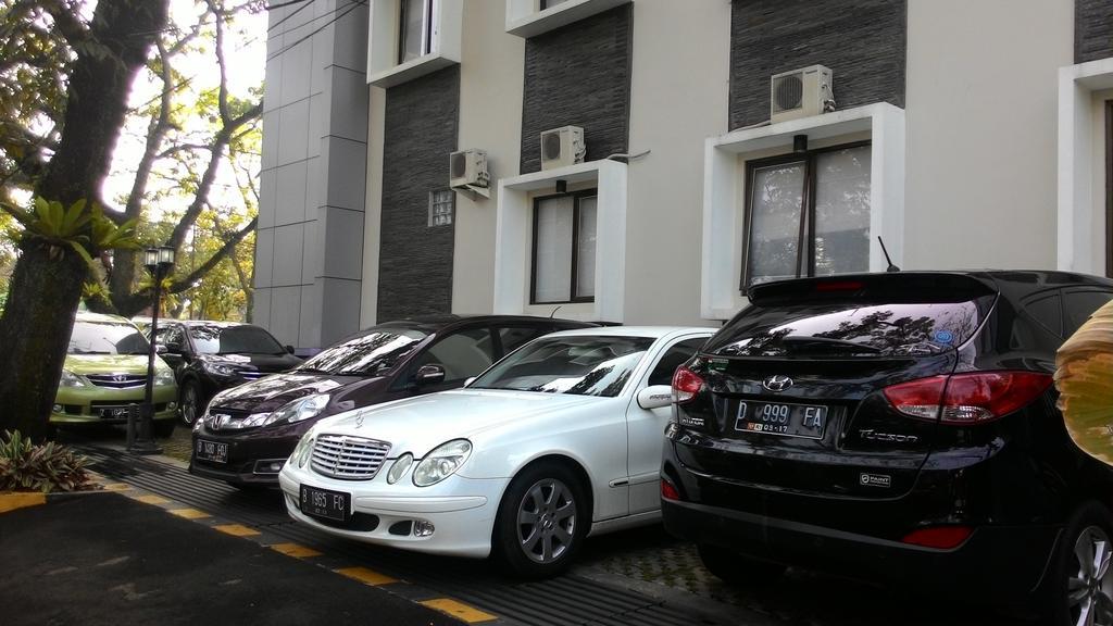 Sutan Raja Guest House Bandung Exterior foto
